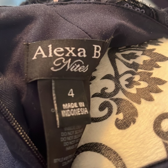 Blue jumpsuit can be worn at office with a blazer or an evening out. - Picture 5 of 5